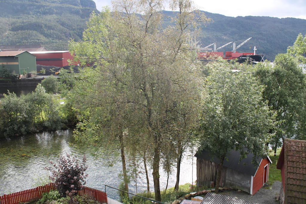 Klover Hotel Sauda Buitenkant foto